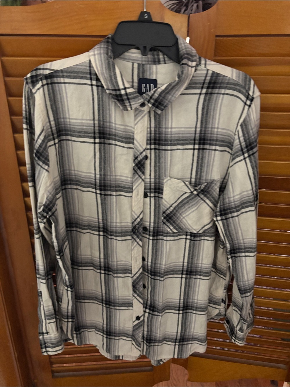 GAP Black and White Plaid Women’s Button-Down Shirt